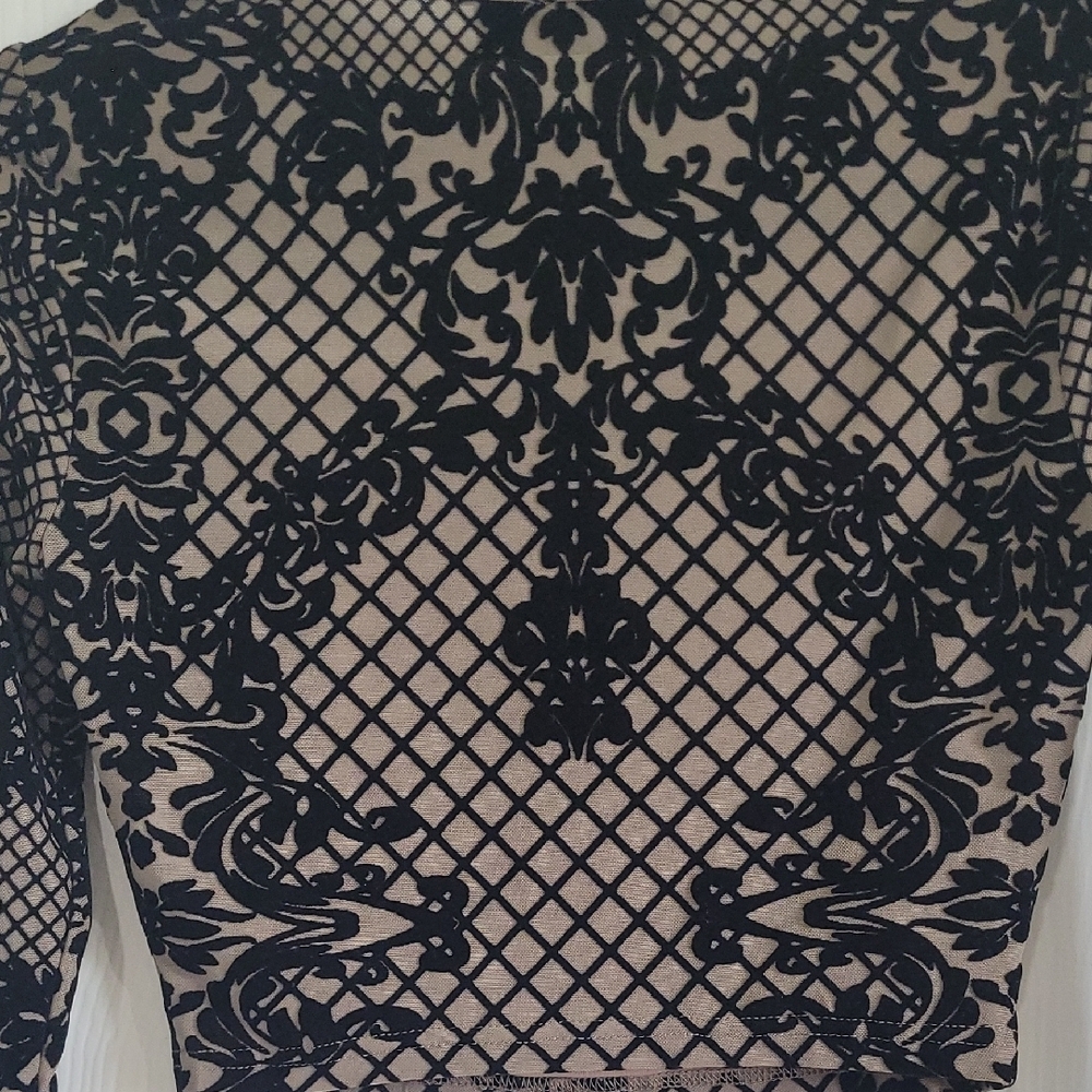 AKIRA Black & Beige Long-Sleeve Ornate Crop Top - Picture 5 of 6